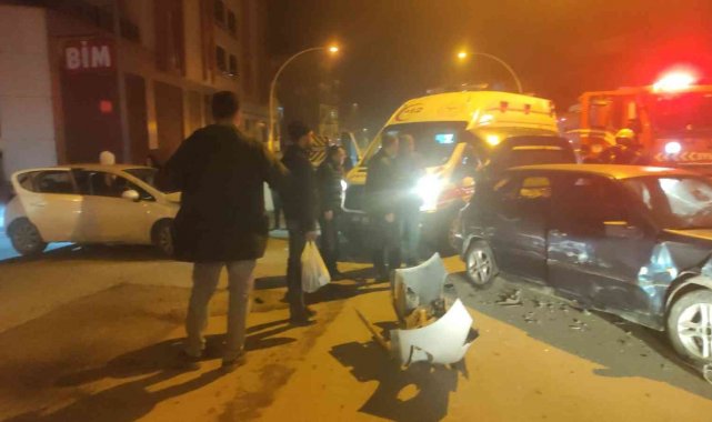 İki otomobil çarpıştı: 1 yaralı