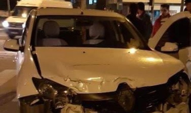 İki otomobil çarpıştı: 1 yaralı