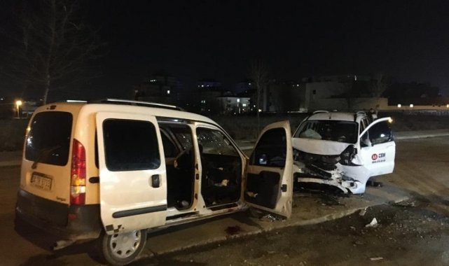 İki otomobilin kafa kafaya çarpıştığı kazada 4 kişi yaralandı