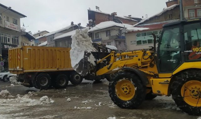 İlçe merkezindeki karlar kamyonlarla taşınıyor