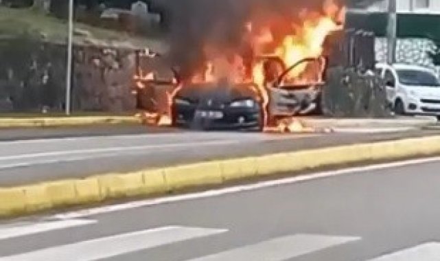 İlkokul önünde park halinde duran otomobil alev alev yandı