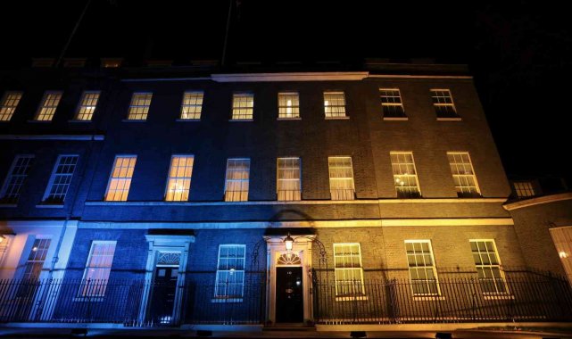 İngiltere'de Başbakanlık Ofisi binasına Ukrayna bayrağının renkleri yansıtıldı