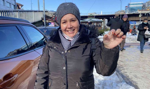 İnsanlık ölmemiş dedirtti, karın içinde bulduğu alyansı zabıtaya teslim etti