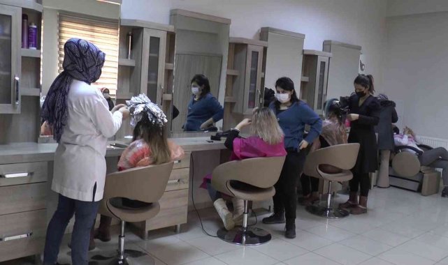 İranlı ve Afganlı kadınlardan kuaförlük kursuna yoğun ilgi