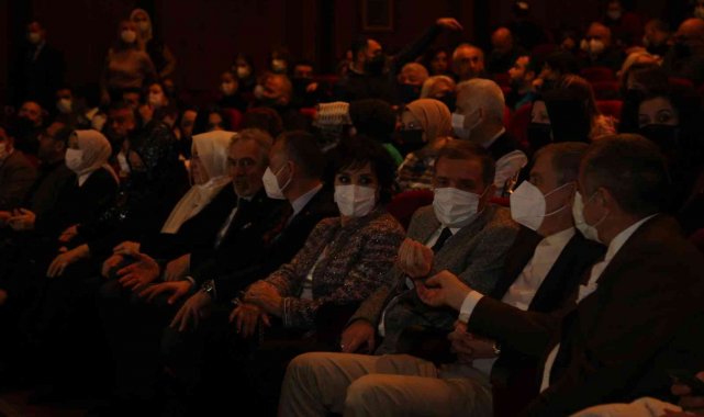 İskender Pala yazdı, Hülya Koçyiğit hayran kaldi