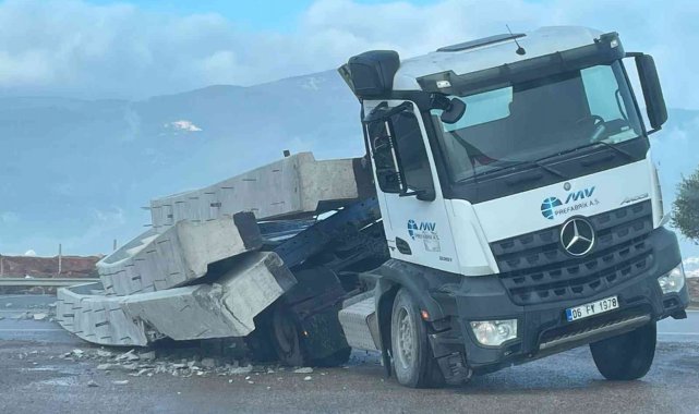 İslahiye'de beton blok yüklü tır devrildi