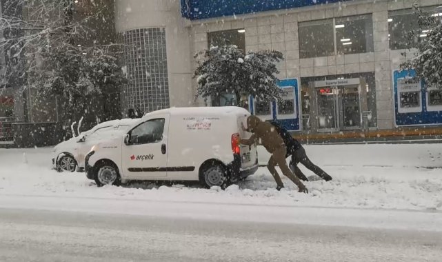 Isparta&#039;da kar kalınlığı 30 santimetreyi geçti, hayat felç oldu
