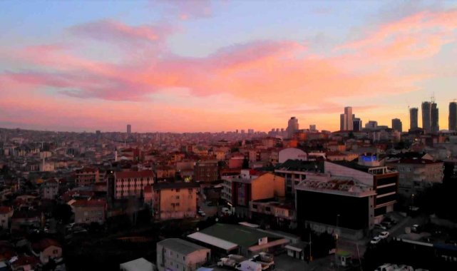 İstanbul&#039;da gökyüzü kızıla büründü