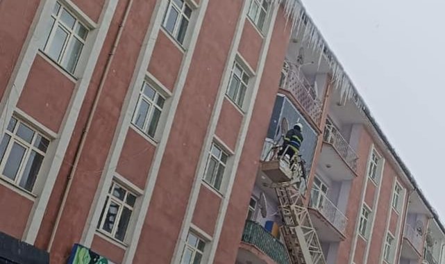 İtfaiye ekipleri buz sarkıtlarını temizledi