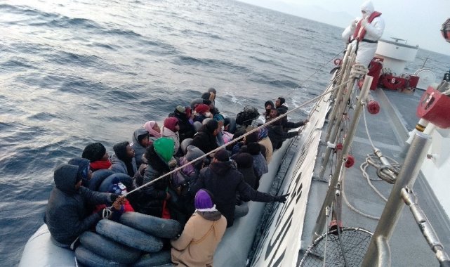 İzmir açıklarında 76 düzensiz göçmen kurtarıldı