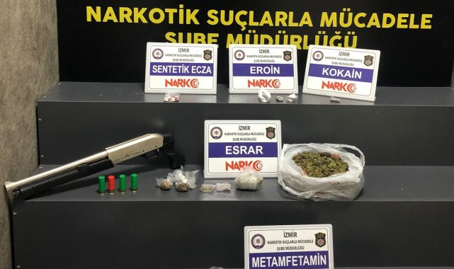İzmir polisinden torbacılara eş zamanlı operasyon: 2 gözaltı
