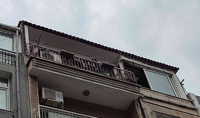 İzmir'de 4 katlı binada yangın paniği