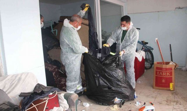 İzmir&#039;de ekiplerin çöp ev şaşkınlığı: 12 ton çöp iki günde zor temizlendi