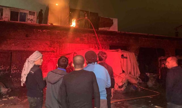 İzmir'de hurda deposunda korkutan yangın