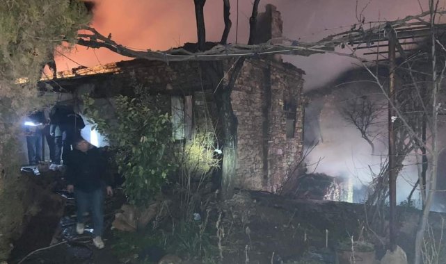 İzmir'de müstakil taş ev çıkan yangında çöktü: 1 ölü