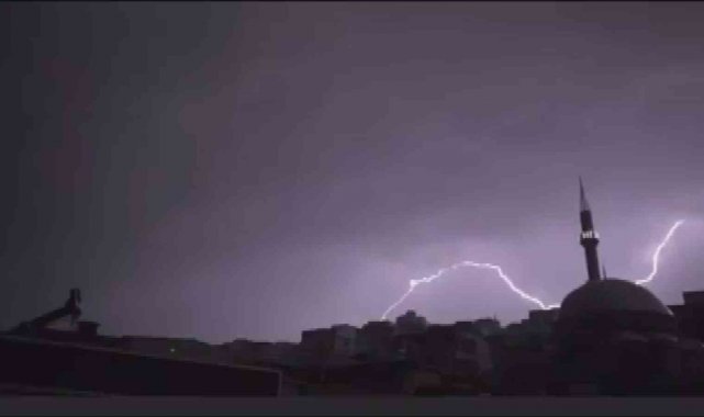 İzmir&#039;de şimşekler görsel şölen oluşturdu