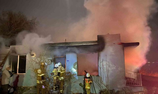 İzmir'de tek katlı bina alev alev yandı