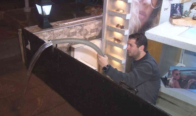 İzmir&#039;i sağanak vurdu: Ev ve iş yerlerini su bastı, yol çöktü