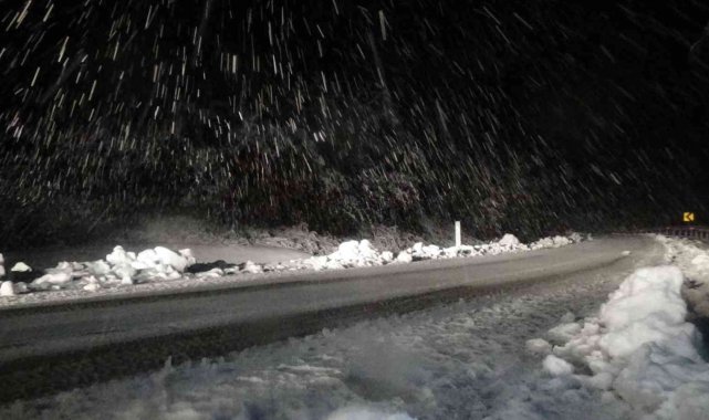 İzmir'in yüksek kesimlerinde kar yağışı etkili oldu