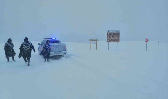 Jandarma, 412 devriyeden oluşan 897 personel ile hava muhalefetiyle mücadele ediyor