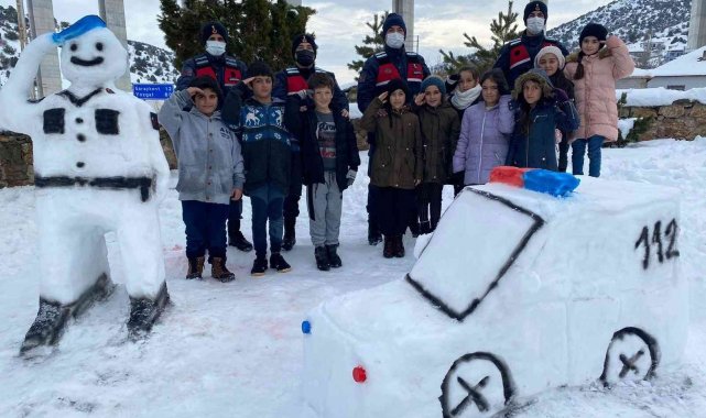 Jandarma, çocuklarla kardan asker yapıp kartopu oynadı