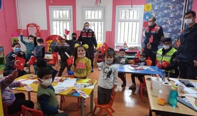 Jandarma ekipleri öğrencileri bilgilendirdi