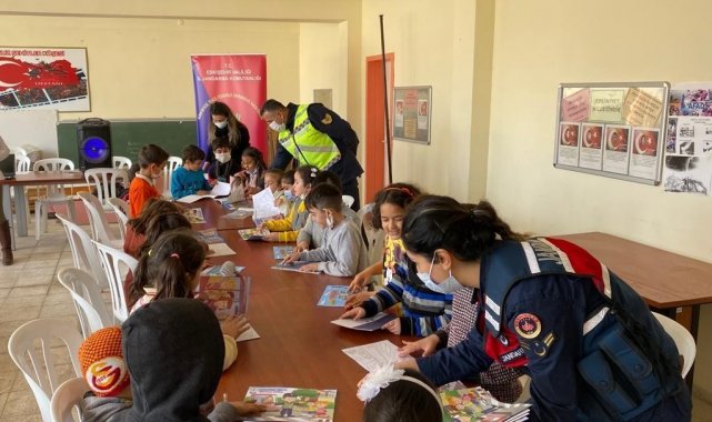 Jandarma ekipleri tarafından öğrencilere bilgilendirme faaliyeti