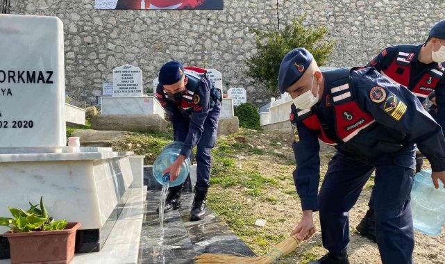 Jandarma, İdlib şehidinin kabrini temizledi