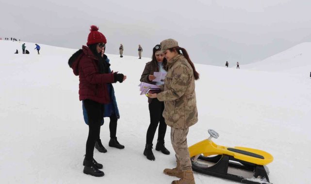 Jandarma, kayak merkezinde KADES&#039;i tanıttı