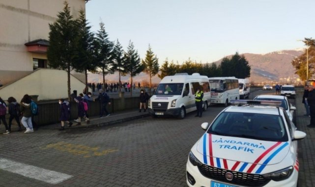 Jandarma okul çevreleri ve servis araçlarını denetledi