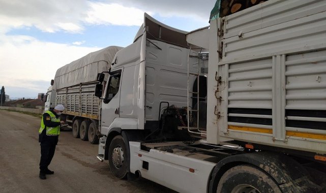 Jandarma seyir halinde cep telefonu kullanan sürücülere ceza yağdırdı