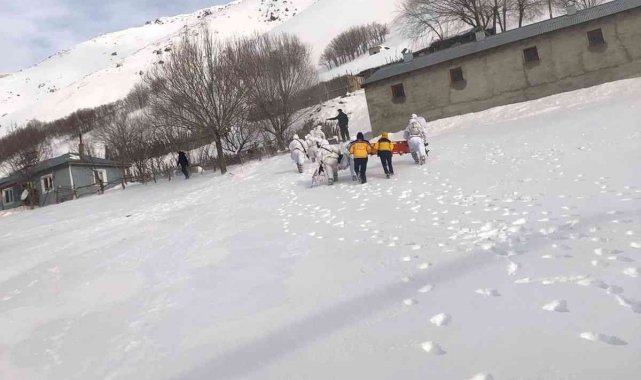 Jandarma ve sağlık ekipleri ayağı kırılan vatandaş için seferber oldu