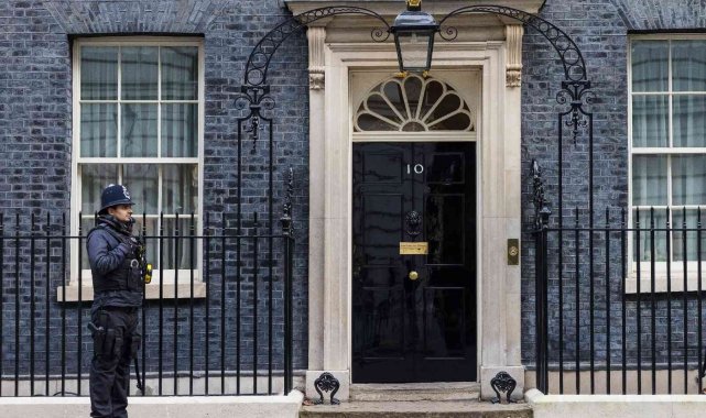 Johnson'ın kısıtlama döneminde yaptığı partilere ilişkin yeni fotoğraf basına sızdırıldı