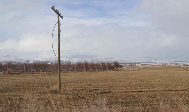 Kablo hırsızı polisten kaçamadı