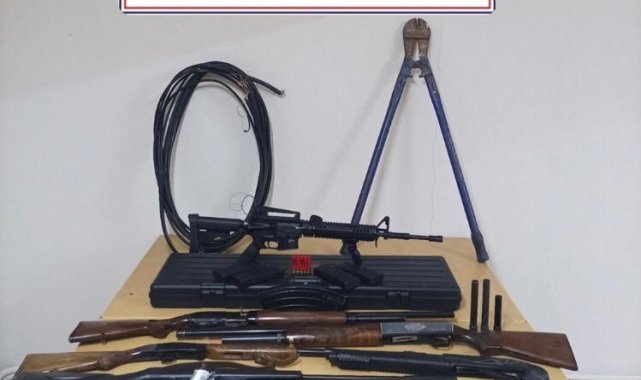 Kablo hırsızının evinden silah deposu çıktı