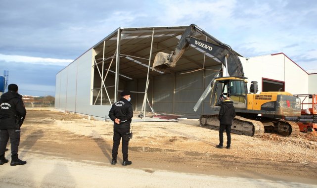 Kaçak fabrika inşaatı yerle bir edildi