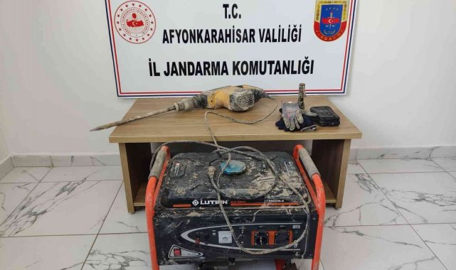 Kaçmaya çalışan define avcılarını jandarma yakaladı