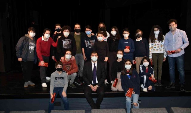 Kadıköy Belediyesi'nde radyo tiyatrosu yapan "Bizim Çocuklar" Türkiye sınırlarını aştı