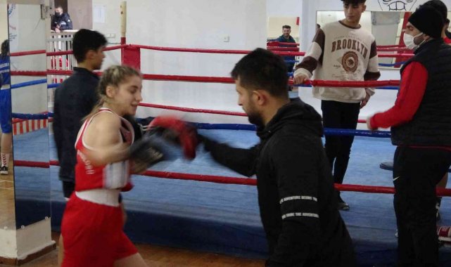 Kadın boksörler ringde fırtına gibi