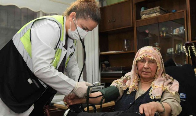 Kadın hastadan sağlık ekibine &#039;cümbüşlü&#039; teşekkür