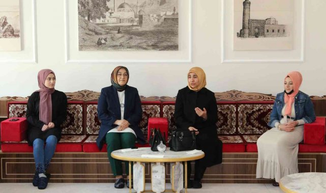 Kadın ve Aile Hizmetleri Daire Başkanlığı mahalle toplantılarını sürdürüyor