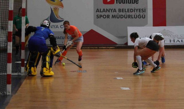 Kadınlar Salon Hokeyi Avrupa Kulüpler Şampiyonası başladı