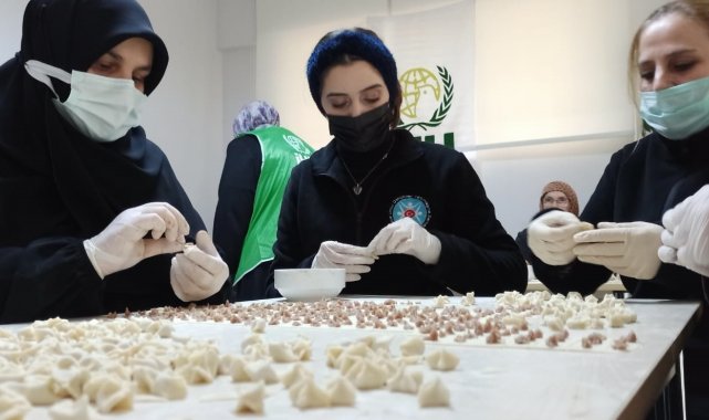 Kadınlar yardım için mantı açtı