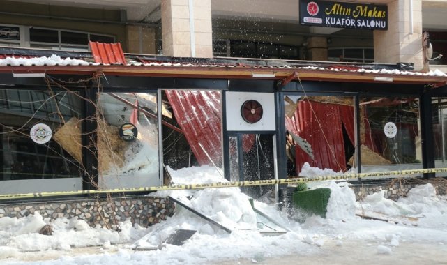 Kafenin üzerine düşen kar 1 kişiyi yaraladı