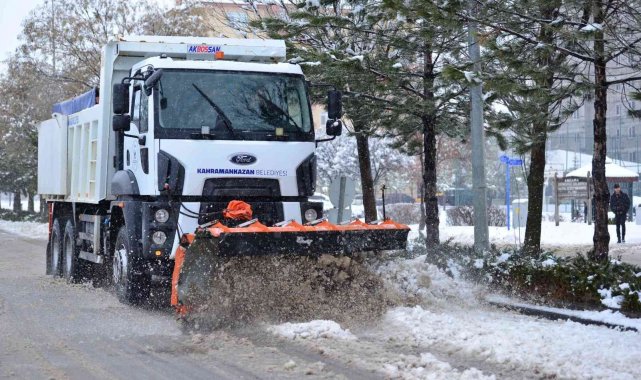 Kahramankazan'da karla mücadele çalışmaları sürüyor