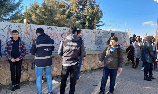 Kahta polisi, okulun ilk gününde denetim gerçekleştirdi