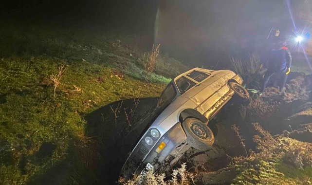 Kahta'da otomobil şarampole devrildi: 3 kişi yaralandı