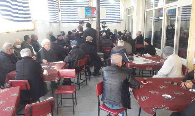 Kahvehanedeki vatandaşlara trafik eğitimi verildi