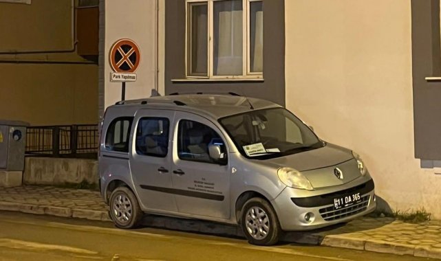 Kaldırım üzerine çıkıp park yapılmaz tabelası altına park etti