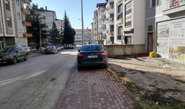 Kaldırıma park eden araçlar yayalara zor anlar yaşatıyor